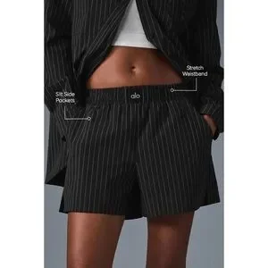 フィットネスボトムス [Alo Yoga] Pinstripe Daylight Boxer Short Pinstripe Daylight Boxer Short - Mushroom/Ivory | Alo Yoga